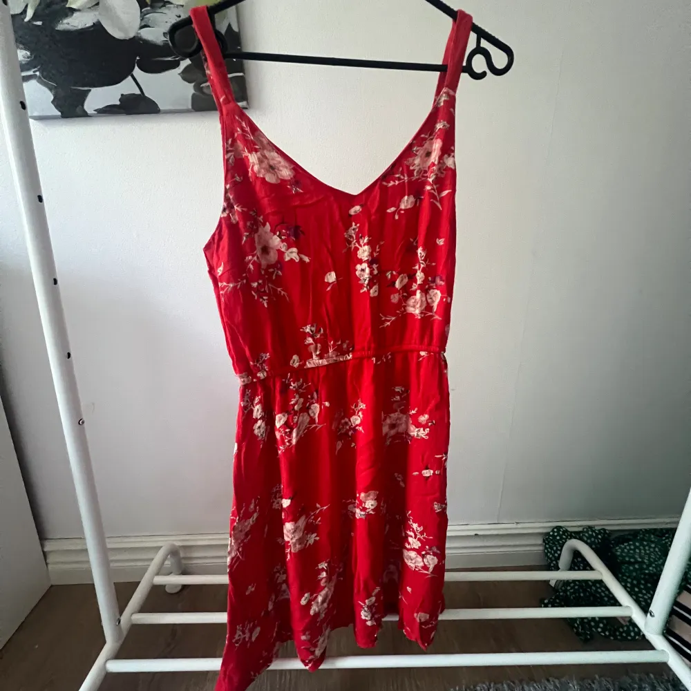 jag säljer denna fina röda klänning från only🤍❤️. Klänningar.