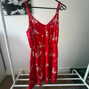 jag säljer denna fina röda klänning från only🤍❤️