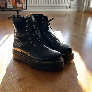 Dr Martens - Ett par Dr Martens i storlek 40, ny pris 2400kr säljs för 1400