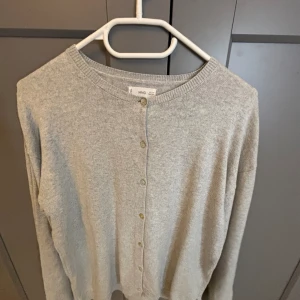 Grå kofta - Grå kofta storlek S, Skit snygg bra till sommaren om man blir lite kall och köpte för 430 men säljer för 149, Använt 2 gånger 