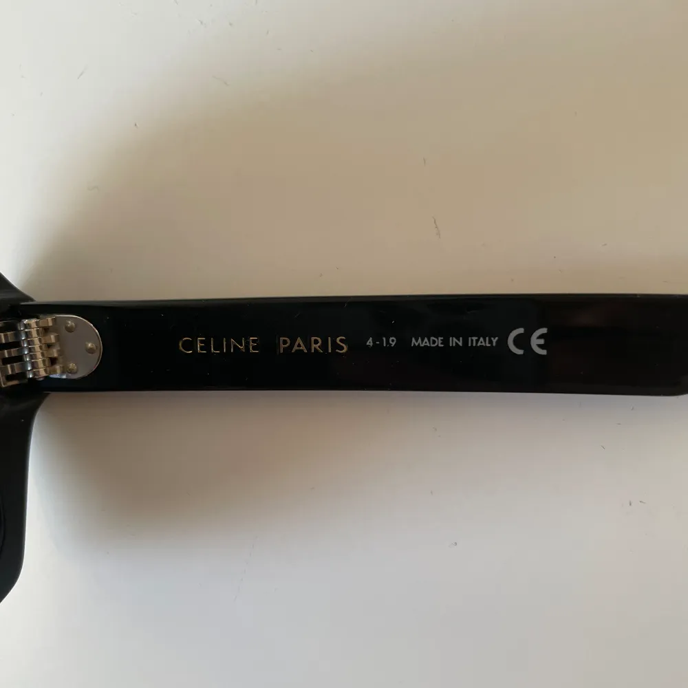 Svarta solglasögon från Celine, original case och låda medföljer . Accessoarer.