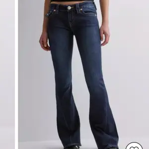 Säljer mina helt oanvända True Religion Jeans i modellen Joey Low Rise Flare. Säljer på grund av att jag tycker dom är lite korta på mig. Nypris är 1199 kr. Skriv för egna bilder! 😚