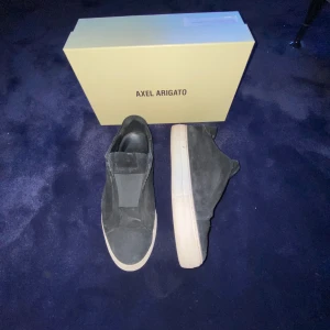 Arigato, str: 43 - Hej,  Säljer mina Arigato som är i ett mycket bra skick. Använder dem inte längre och vill därför sälja dem!