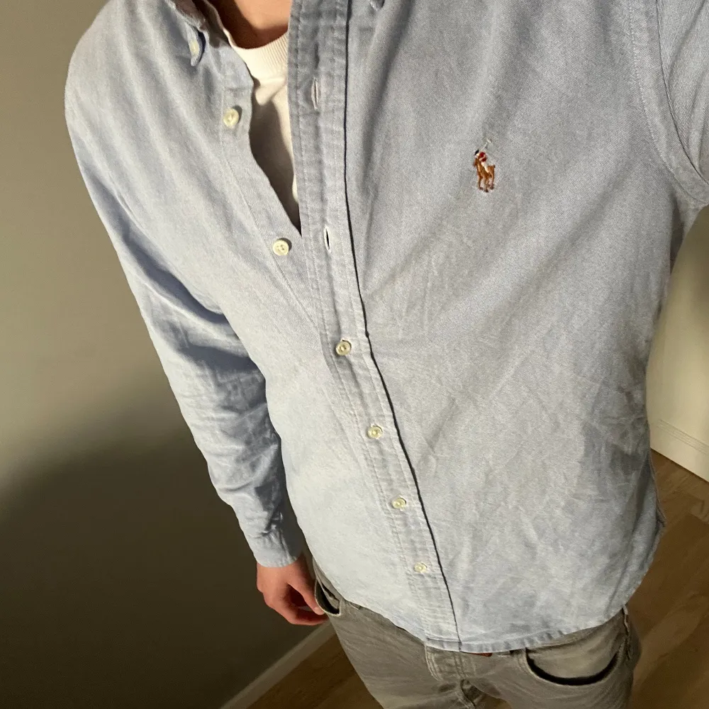 En riktigt snygg och somrig Ralph Laurent skjorta i grymt skick☀️. Skjortor.