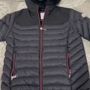 Moncler Cardigan (gammal model) - Unik moncler cardigan i gammal model, skriv för mer info (storlek S men passar även M)