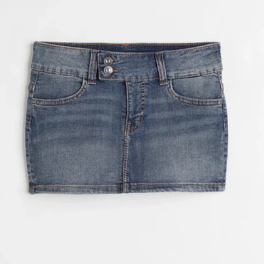 Hej jag söker nu denna snygga jeans kjolen ifrån hm i storlek 34, hör jätte gärna av dig om du vill sälja till mig💗. Kjolar.