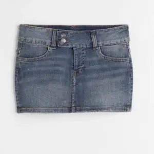 Hej jag söker nu denna snygga jeans kjolen ifrån hm i storlek 34, hör jätte gärna av dig om du vill sälja till mig💗
