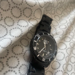 Neptune klocka! - Svart klocka i plast och stainless steel (vattentät). Ny skick och stilren. Klockan är av märket neptune och är gjord så att du kan ändra storleken (kan ses på bild 3 och 4) Fin klocka för både Män och kvinnor!