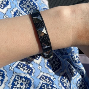 Armband med nitar  - Säljer det här armband med nitar det är aldrig använt bara för bild 