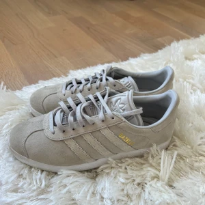 Adidas Gazelle Sneakers - Ett par snygga skor som är använda max två gånger. Kommer inte till användning då jag har alldeles för många skor. 