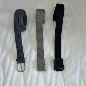 Tre bälten  - Tre bälten varav två stone island och ett vanligt flätat bälte 499kr för alla men de är bara och skriva om man bara vill köpa ett! Längd på de är på de svarta stone island ca 100 cm, på de grå stone island 90cm och de grå flätade 110-120 In och köp!