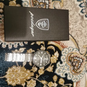 Klocka - Hej Köpte för 3600 men säljer för 1200 jag gillar digitala klockor mer den är helt ny kom med frågor och erbjudanden  Mvh