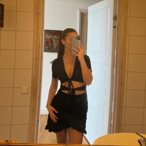 Söt svart klänning  - Jättefin klänning skön till sommaren, knappt använd 