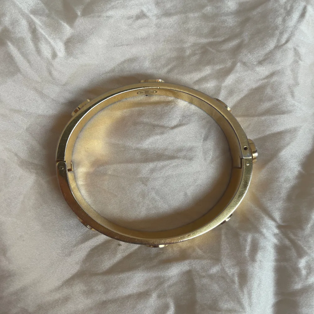 Fint Givenchy armband i guld som går att öppna och passar alla storlekar. Lite repor här och var och små missfärgningar men inget som syns längre ifrån 😊priset går att diskutera. Asusteet.