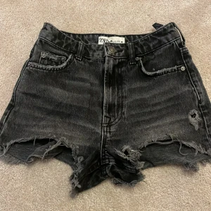 Zara shorts - Svarta Zara shorts i bra skick. Haft en namnlapp på zara etiketten, därför ser den sliten ut. Köparen står för frakten!!