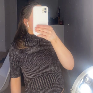 Topp - säljer denna glittriga topp/t-shirt med olika glitterfärger (se på bild 2). Strechigt och skönt material (inte stickig). Endast använd en gång! 