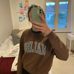 Brun sweatshirt  - Använd endast en gång. Den ser ut som ny