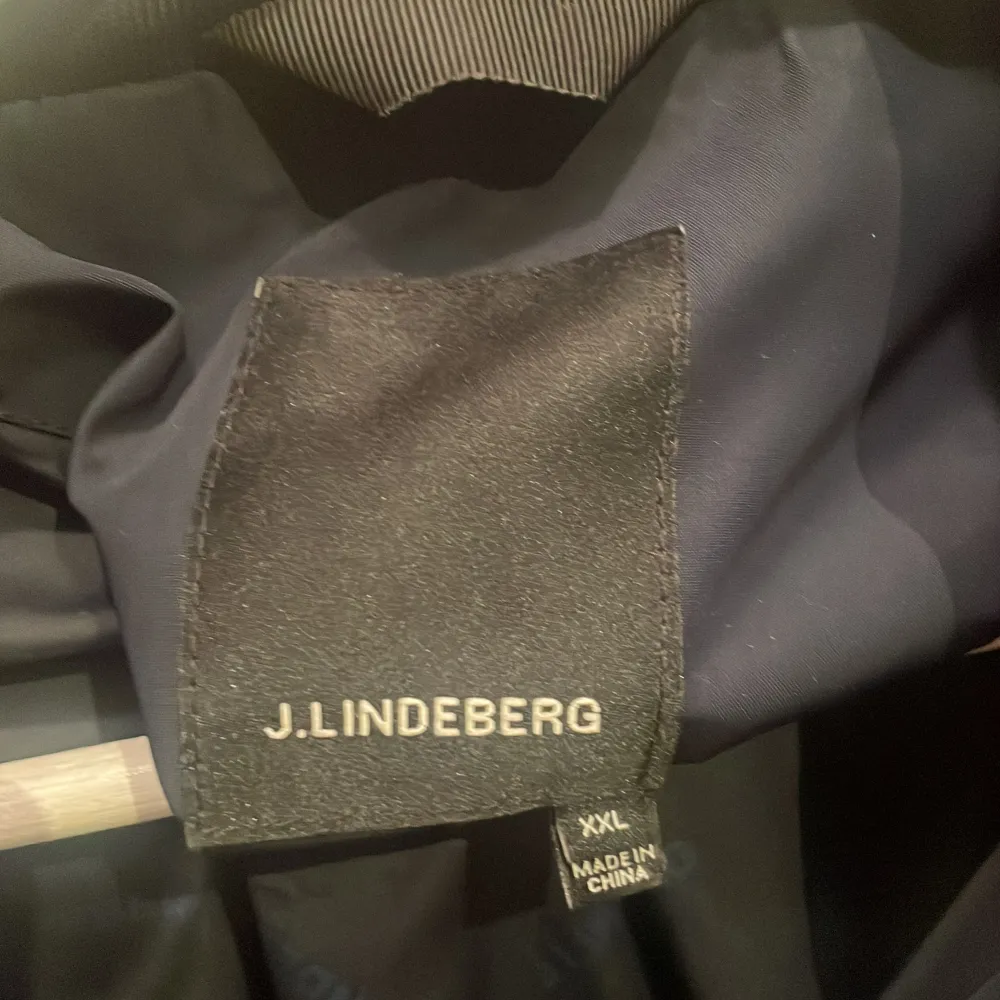 Säljer denna J.Lindeberg jacka då den inte kommer till användning längre. Jackan är i bra skick men har tecken på användning . Jackor.