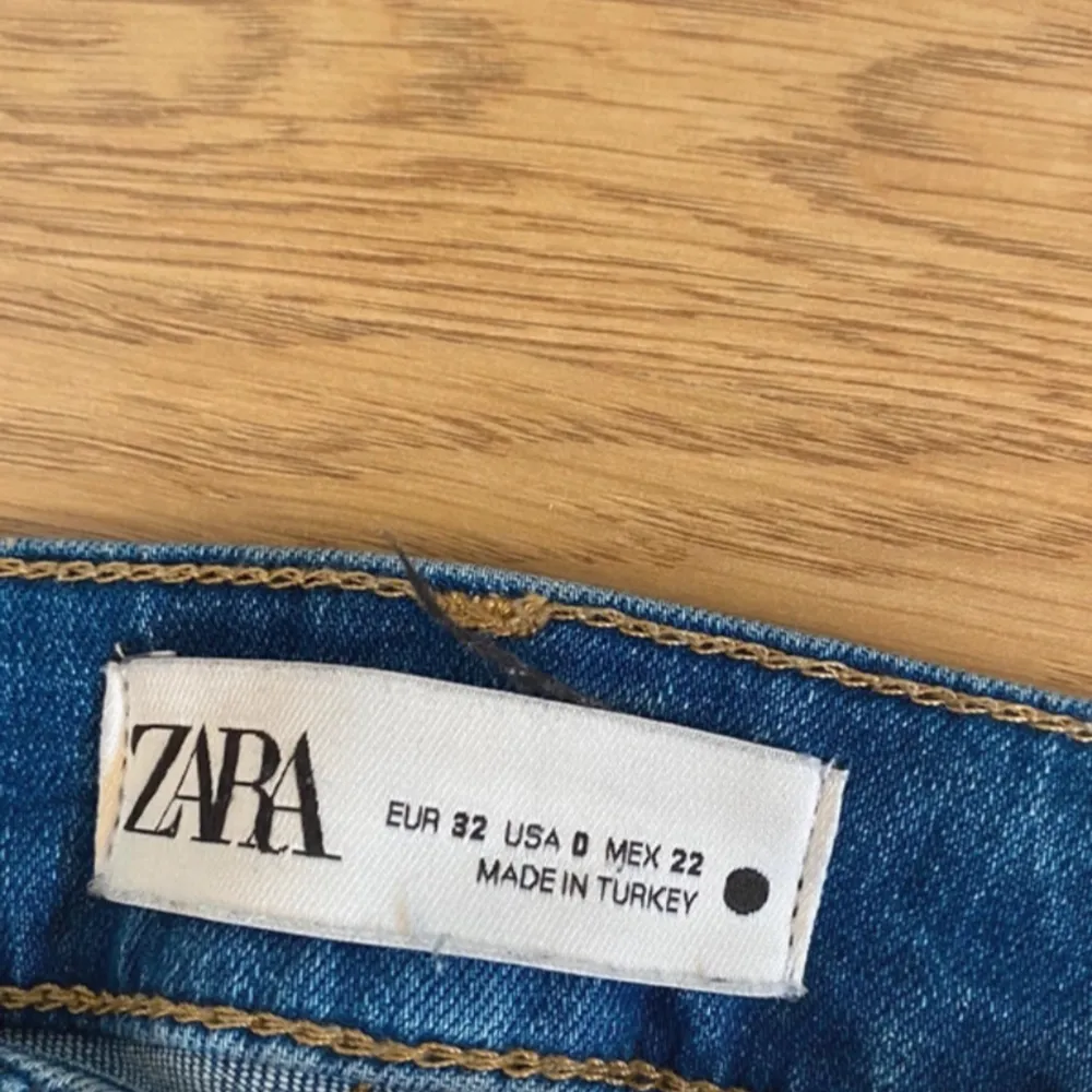 Säljer de trendiga low waist bootcut jeansen som inte säljs länge!🩷 jeansen är i alldeles nytt skick men prislappen är tyvärr inte kvar! Nypris: 400kr💞 Pris kan diskuteras!. Jeans & Byxor.