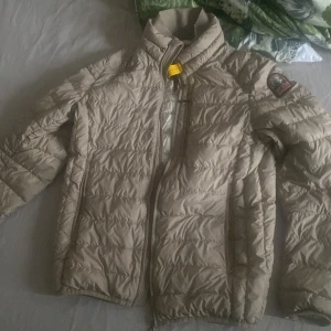 Parajumper - Säljer min parajumper jacka efter som den ej kommer till nytta st s helt äkta köptes för 4500 kr