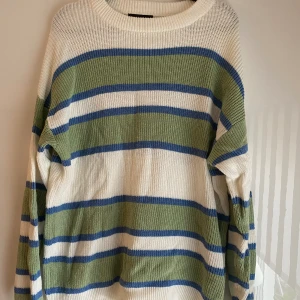 Stickadtröja - Bra skick, knappt använd