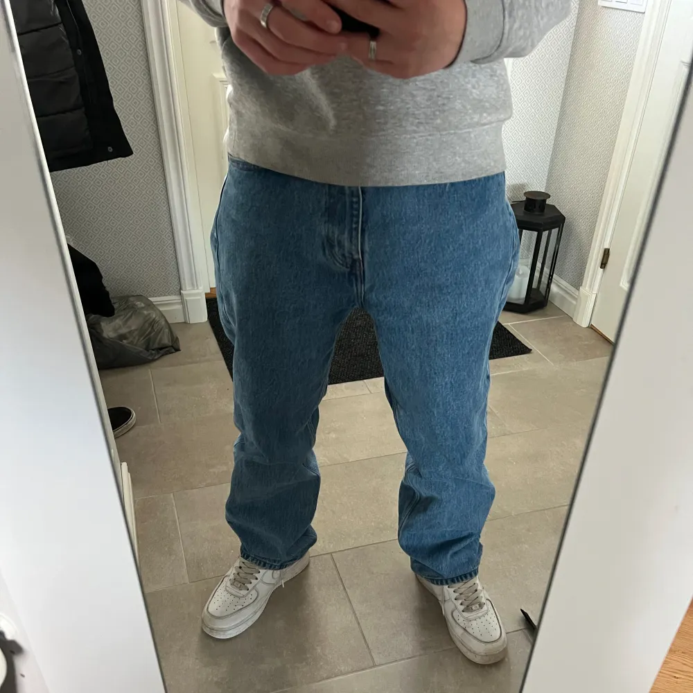 Tja säljer ett par nästan nya vintage blue Levis jeans då det inte riktigt är min stil, köpta på Zalando för 1099kr för ett tag sen.   W29 L32, jag på bilden är 175cm lång  De har ”cardboard” feeling då de knappt blivit använda  Hör av er vid frågor👍. Jeans & Byxor.