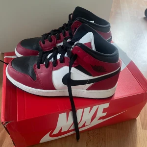 Jordans - Jordans i mid modell. Nya i skicket, fina och fräscha!!