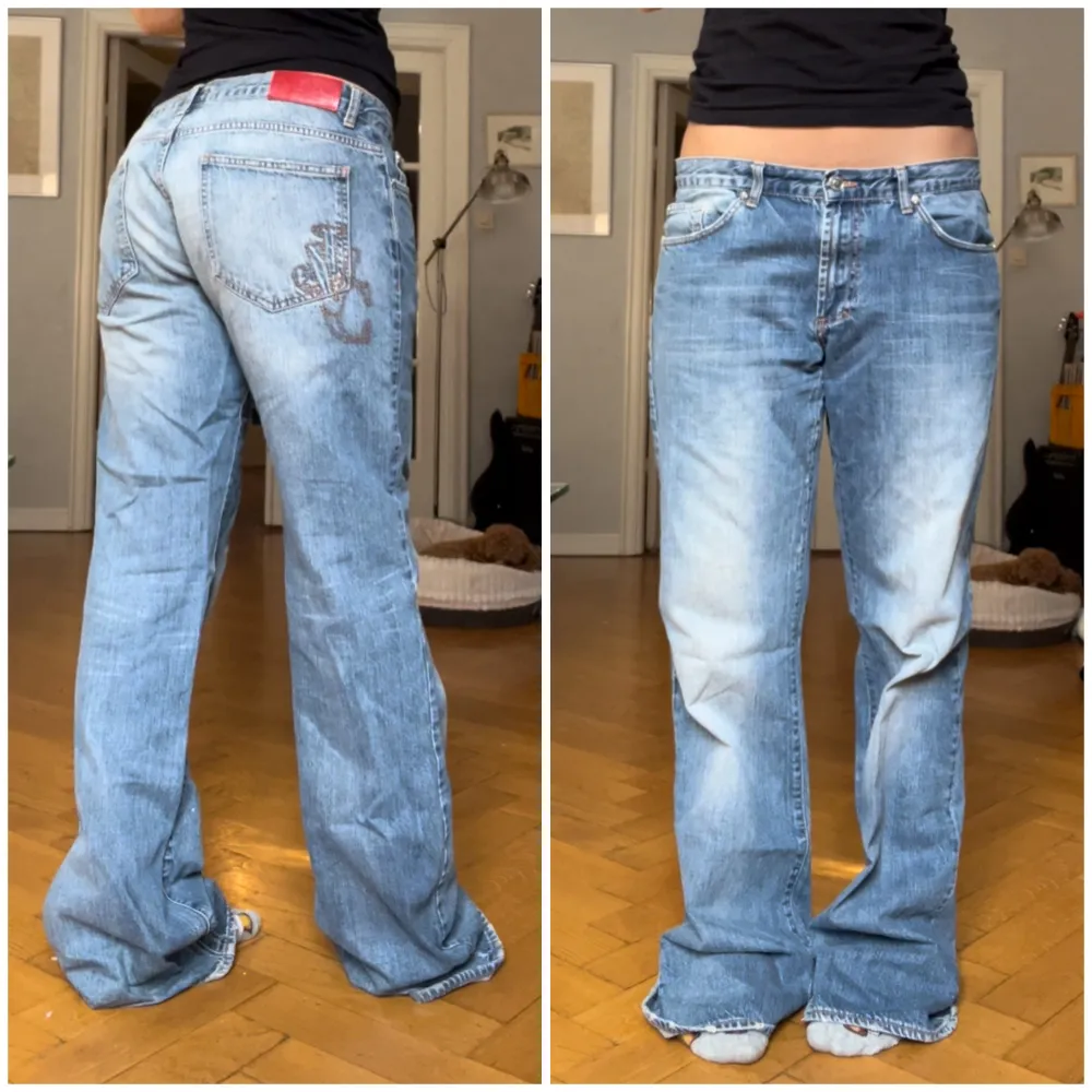 Baggy jeans från Versace. Nedvikta på bild 1 & 2. Lite slitage längst ner och på insidan av ena låret (bild 4 & 5). Mått i cm: midja: 89 & Innerben: 84. Jag är 165.. Jeans & Byxor.