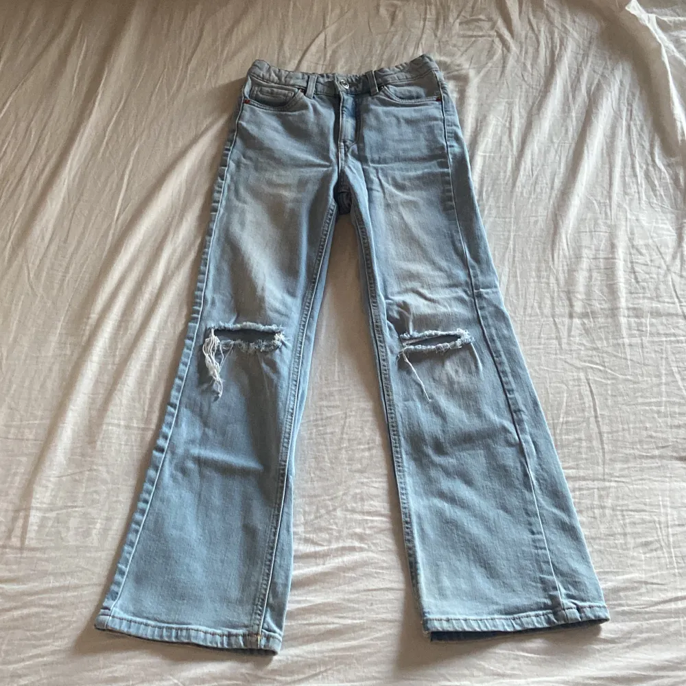 Ett par högmidjade jeans i storlek 146, sitter lite tajt! Säljer för 45kr + frakt 💗💗. Jeans & Byxor.