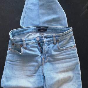 Skönaste jeansen har tyvärr blivit för små! Stretchiga i en smal modell med ljus tvätt. Strl 28 i midjan. Benlängd 67 cm. 