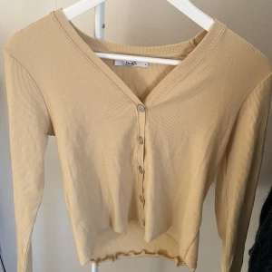 Kofta - En kofta i nyskick som är i luftigt, behagligt material. Storleken är M men skulle påstå att den är mer åt S hållet, säljer då färgen inte faller mig i smaken! 