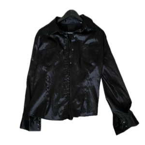 Silke Skjorta - Långärmad svart skjorta i silken. Storlek M. Mycket bra skick! 