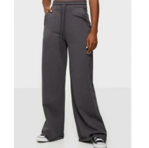 Mjukisbyxor  - Ett par mjukisbyxor från Nelly,aldrig använda i storlek S💕💕