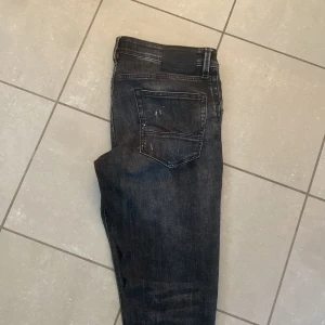 Jeans  - Säljer helt nya Jack and Jones jeans, fick dom av pappa men d var lite för stora så kunde sälja dom bara, frakt utan Plick då mitt bank id tyvärr inte fungerat som det ska, byxorna är i 10/10 skick, skriv vid intresse!💥💥