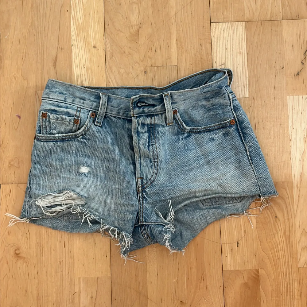 Säljer dessa jeansshortsen från Levi’s eftersom att de blivit lite korta. De är i ett väldigt bra skick! 🥰. Shorts.