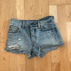 Säljer dessa jeansshortsen från Levi’s eftersom att de blivit lite korta. De är i ett väldigt bra skick! 🥰