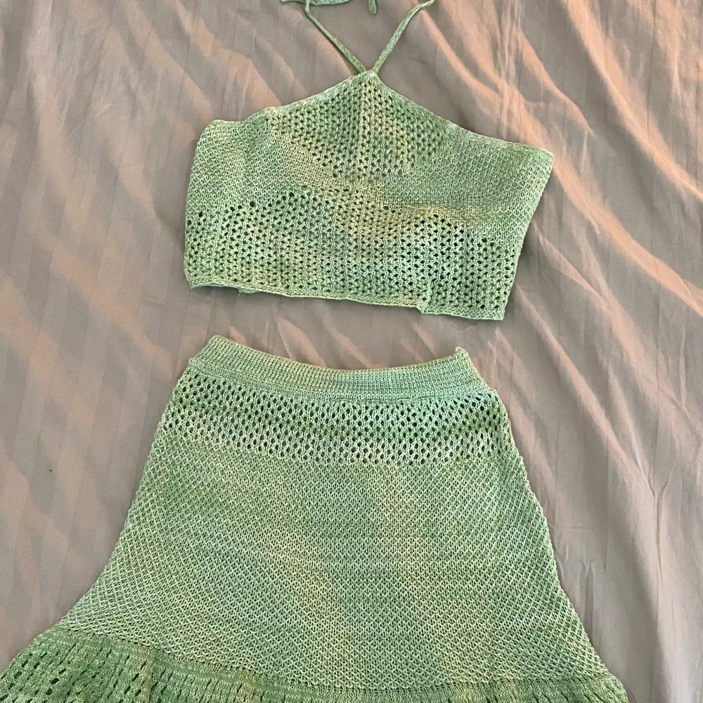 Superfint  ljusgrönt set till sommaren med kjol och topp💕 Hela sättet för 80 kr En del för 50 kr. Toppar.