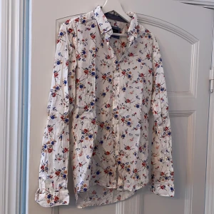 Blommig Linneskjorta Zara - Somrig och blommig linneskjorta. Storlek M. Använd 1 gång. Köparen betalar frakt.