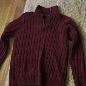 polo ralph louren sweater - storlek L, men kan även passa andra storlekar då den är liten i strl men stretchig. färgen är vinröd inga defekter på tröjan, köpt i butik nypris ca 2500kr. kom privat för frågor eller fler bilder & pris kan även diskuteras vid snabb affär! 