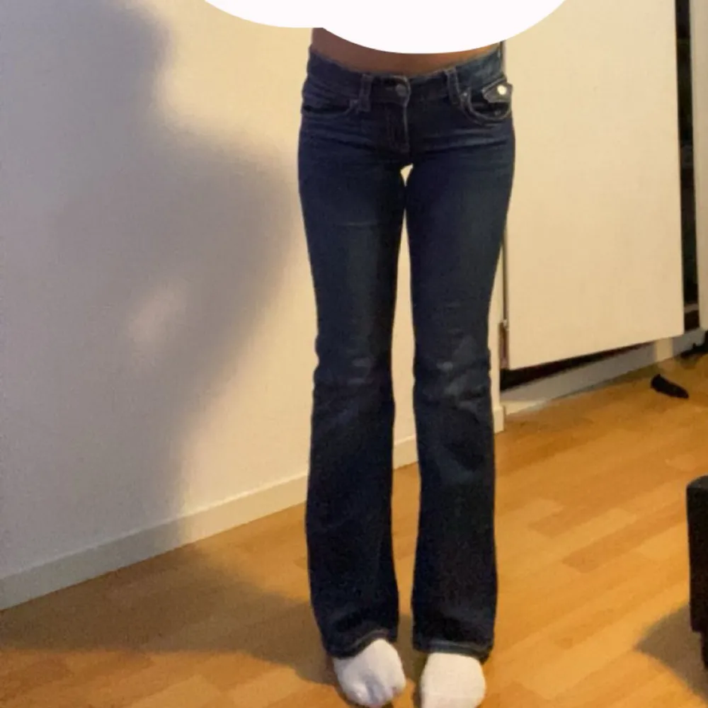 Säljer dessa jätte fina jeans från Gina Tricot. Är helt nyköpta. Inga fläckar. Liknar true religion jeans. Pris kan diskuteras och kan jätte gärna skicka bild på hur det ser ut! Köparen står för frakten såklart. 🩷. Farkut & Housut.