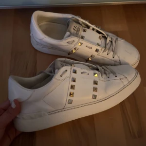 Valentino skor - Säljer nu mina fina valentino skor. Bra skick men använda! Storlek 39. Två dustbags medföljer. Endast 2200kr, vill få sålt snabbt!GÅR INTE NER I RPIS!🤍