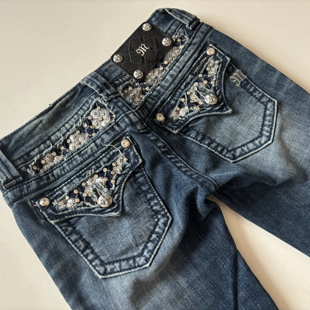 Lågmidjade bootcut jeans från Miss Me. Unika fickor med mycket bling. Perfekt skick. Mått: Innerbenslängd: 81cm   Midjemått rakt över: 34,5cm Midjemått: 75cm Modellen är 166cm lång. Skriv gärna ifall du har några frågor! 💗. Jeans & Byxor.