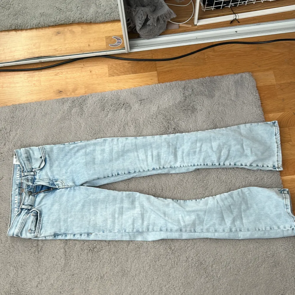 Dags att sälja mina favorit jeans tyvärr för korta 🥲 dessa kostar i original pris 600kr då jag säljer för 300kr (jag är 160cm ich). Jeans & Byxor.
