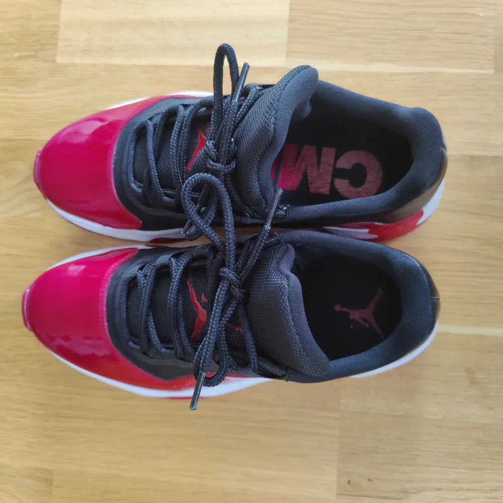 Ett par riktigt nice Jordan 11 CMFT i perfekt skick - bara använda några få gånger. Svarta och röda. Inga creases alls! Köpta på Nikes egna sida. Äkta såklart!. Skor.