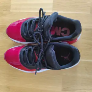 Ett par riktigt nice Jordan 11 CMFT i perfekt skick - bara använda några få gånger. Svarta och röda. Inga creases alls! Köpta på Nikes egna sida. Äkta såklart!