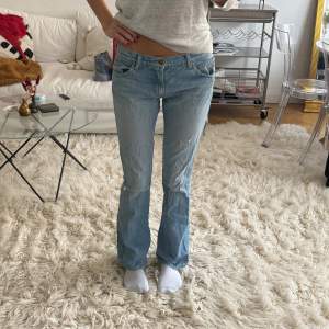 Lågmidjade bootcut jeans med slitningar 💕 Passar S. Jag är 172 cm för referens! 