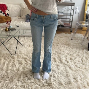 Lågmidjade bootcut jeans - Lågmidjade bootcut jeans med slitningar 💕 Passar S. Jag är 172 cm för referens! 