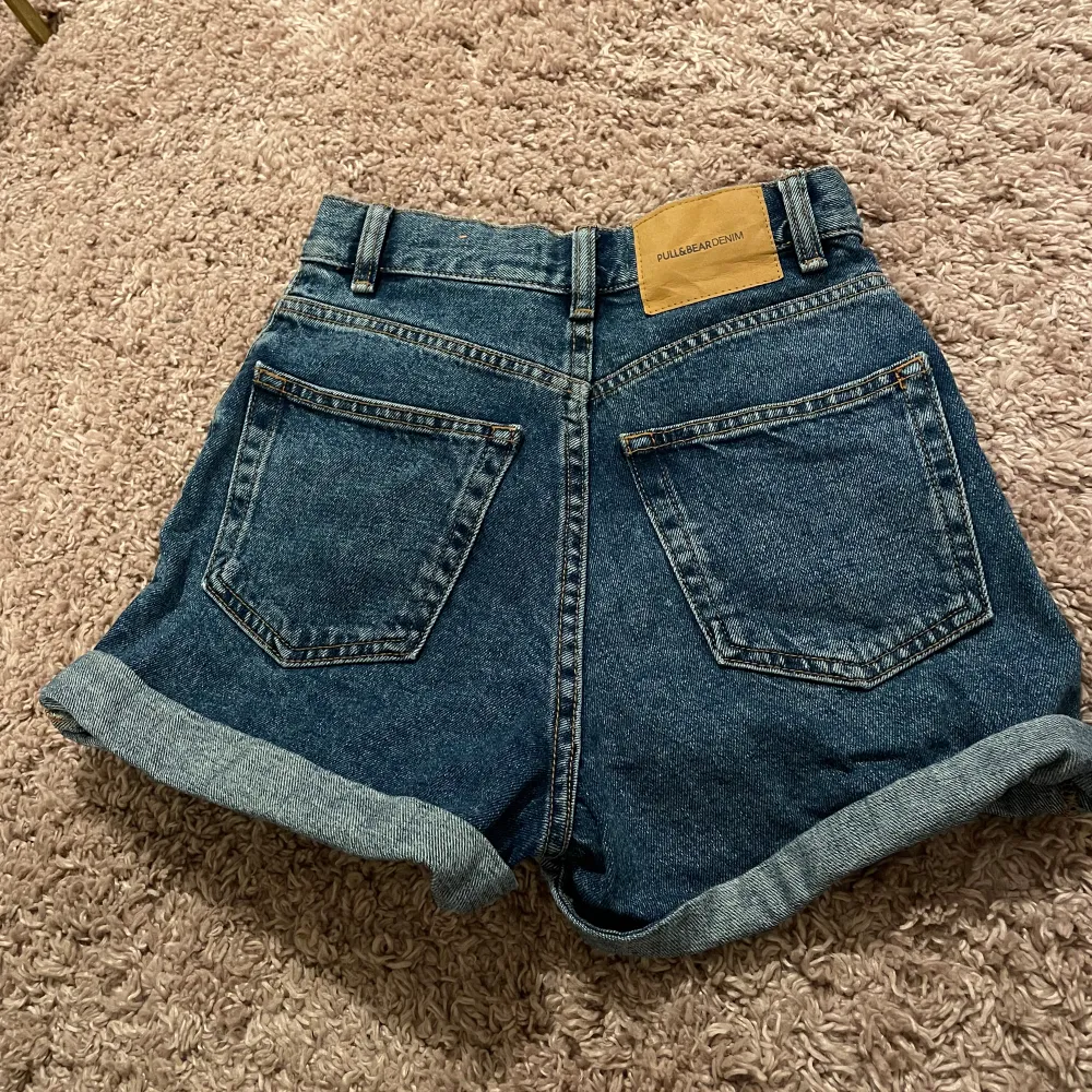 Säljer dessa superfina mörkblåa jeansshorts från pull and bear. Dem har blivit för små för mig så jag använder dem inte längre. Skriv om ni har några frågor eller vill ha fler bilder. . Shorts.