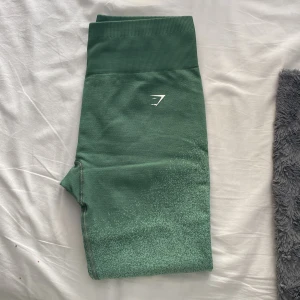 Gym Shark Leggings  - Dessa super fina gym shark tränings byxorna, har använt endast ett fåtal gånger. Är i storleken M/S. Dom är lite för små på mig som har större lår, men de är elastiska och fina på sommaren! Skicket är runt 8/10