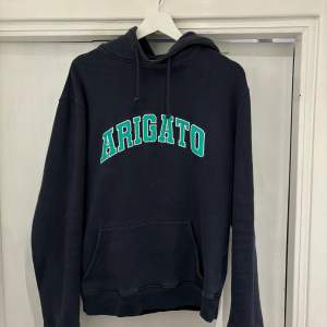 Hejsan! Säljer min Axel arigato hoodie i storlek M, den har inga defekter men har blivit en del använd. 